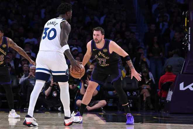 东契奇三双完胜爱德华兹 湖人三杀森林狼