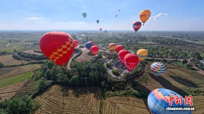 热气球世家父子同场竞技 三代传承推动中国低空