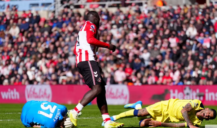 热刺队长罗梅罗伤退 球队深陷降级泥潭