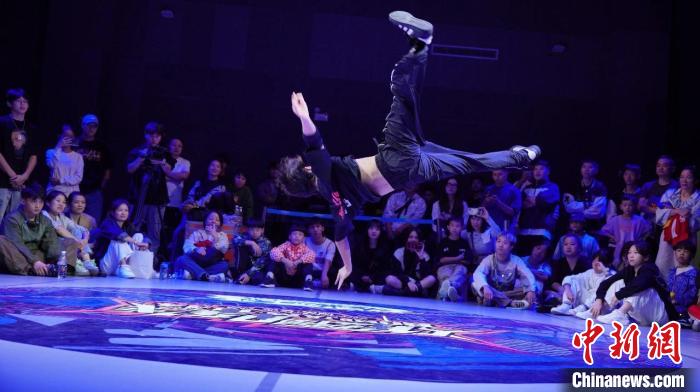 长沙举办湖南站“拥抱巴黎·炸舞阵线”霹雳舞文